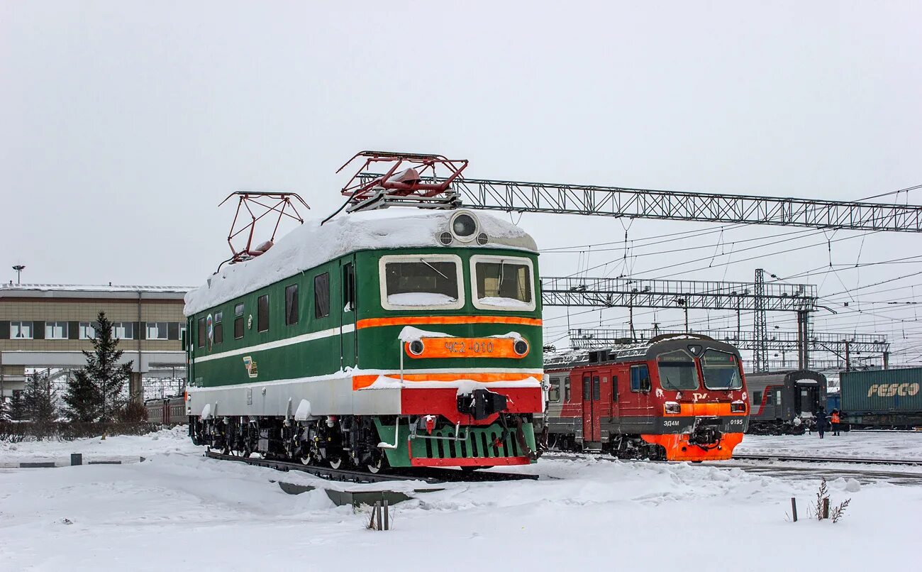 Электричка татарская барабинск новосибирск. Чс2 Барабинск депо Барабинск. Электровоз ЧС 2-010 Барабинск. Чс2 Западно-Сибирская ж/д. Памятник электровоз чс2-010 Барабинск.