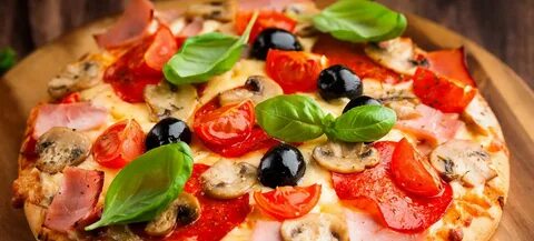 Пицца с овощами и лепестками роз