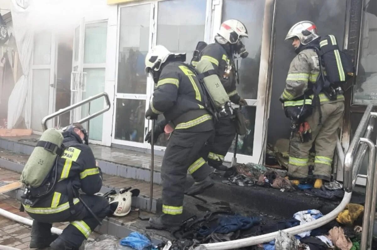 Хабаровск последние новости на сегодня. Пожар фото. МЧС фото. Пожар в Хабаровске. Пожарные тушат пожар.