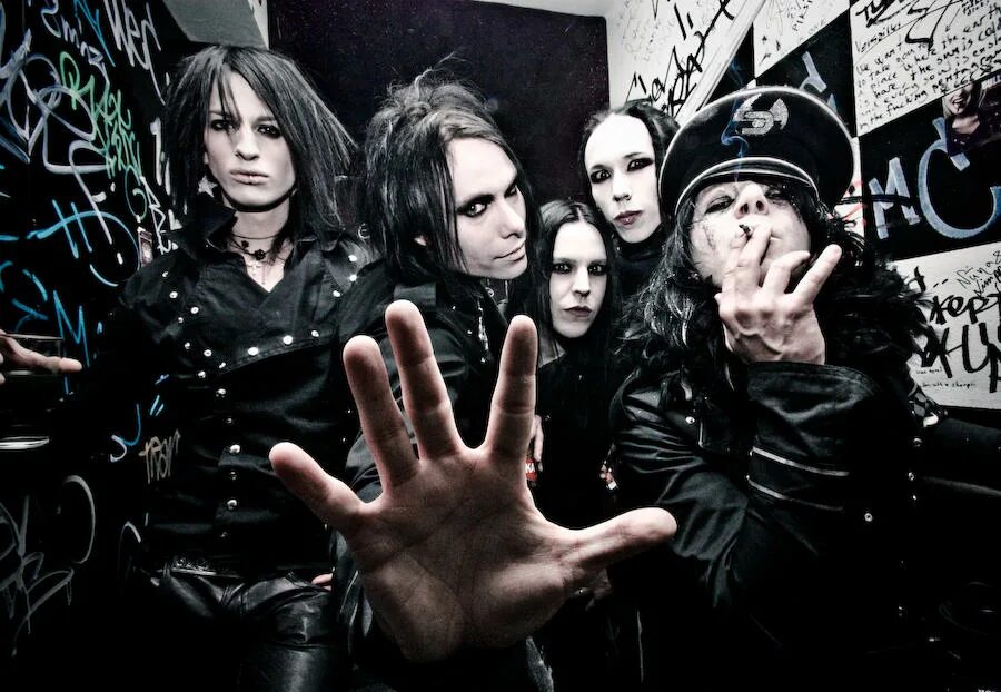 Метал группы петь. Метал группы петь. Hysterica группа. Группа cradle of filth вампиры. Метал группы петь.