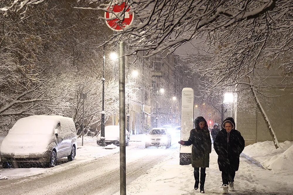 Ночью будет сильный снег. Сильный снегопад. Москва в декабре. Снегопад в Москве декабрь 22. Москва снегопад ночь.