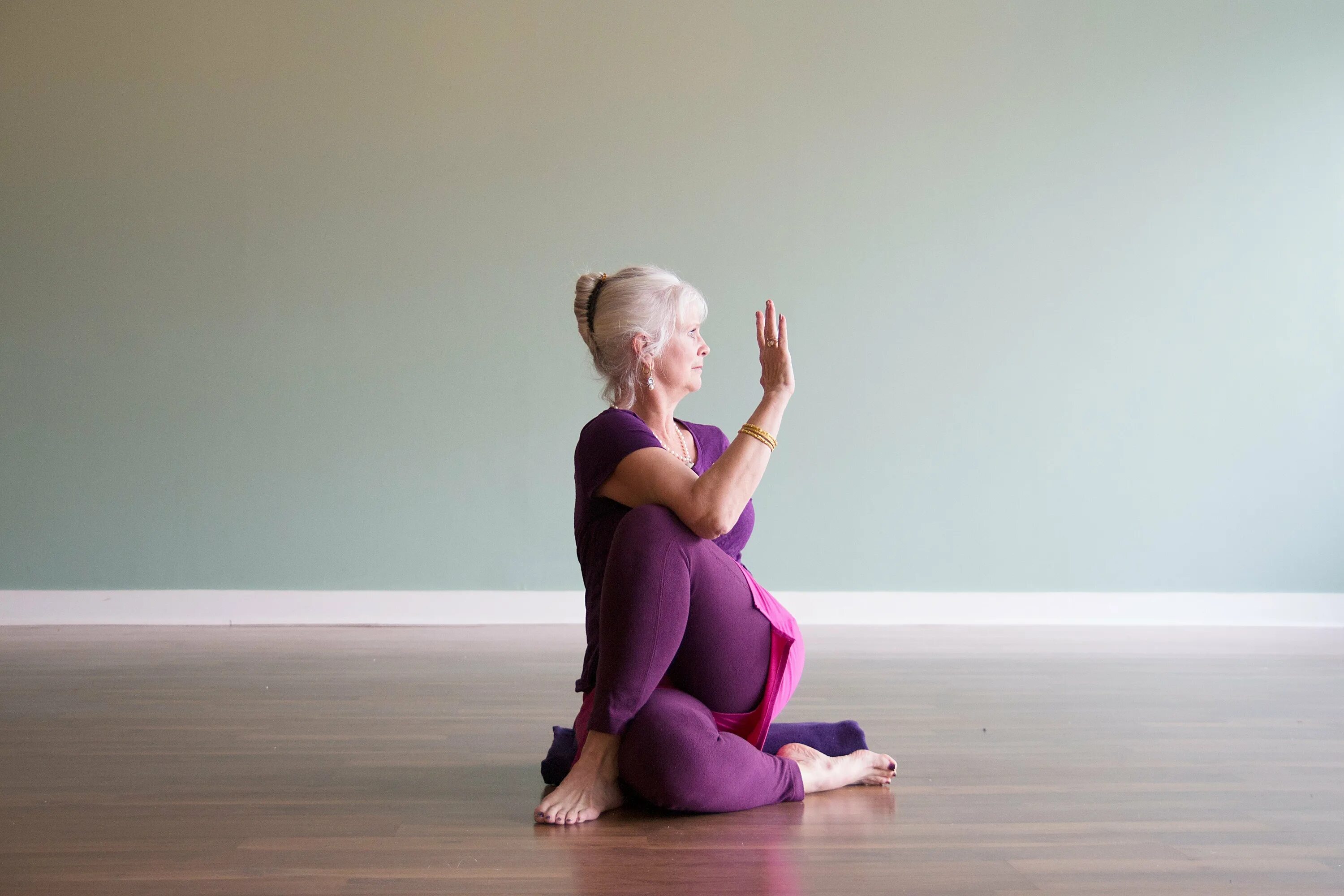 женщина в возрасте занимается спортом. упражнения для пожилых женщин видео. упражнения для пожилых женщин видео. физкультура для пожилых. упражнения для пожилых женщин видео.