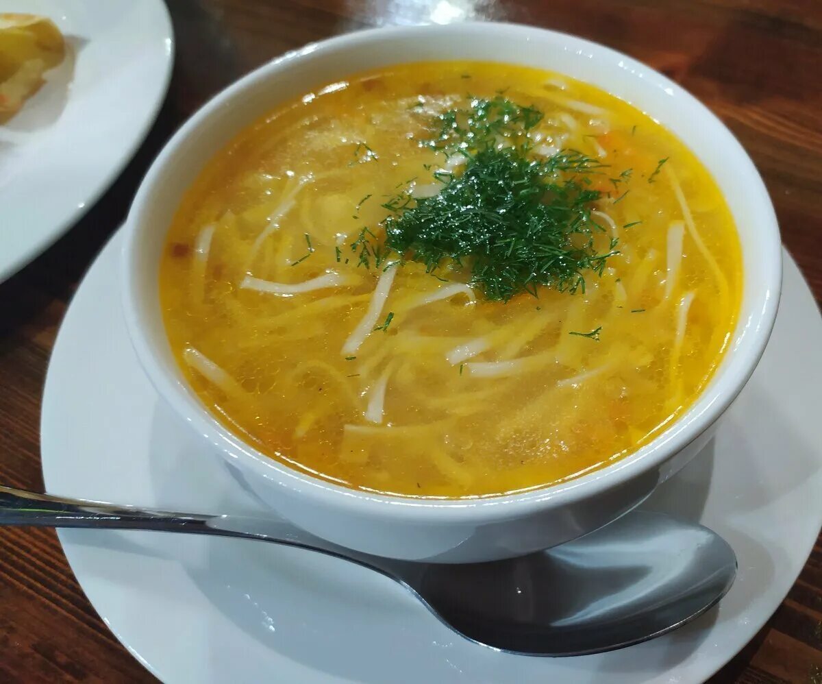 Суп лапша с курицей фото. Куриный суп с капеллини. куриный суп с лапшой. суп лапша домашняя. куриный бульон с лапшой.