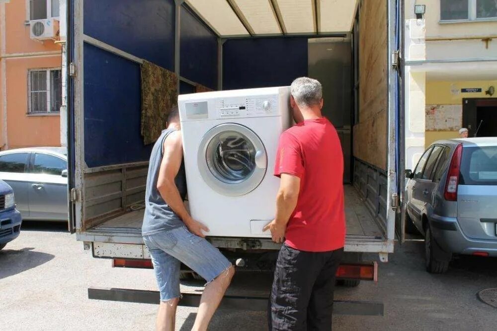 Принимаем стиральные машинки. Алекс карго. Утилизация стиральных машин. Грузят холодильник. Утилизация стиральных машин и холодильников.