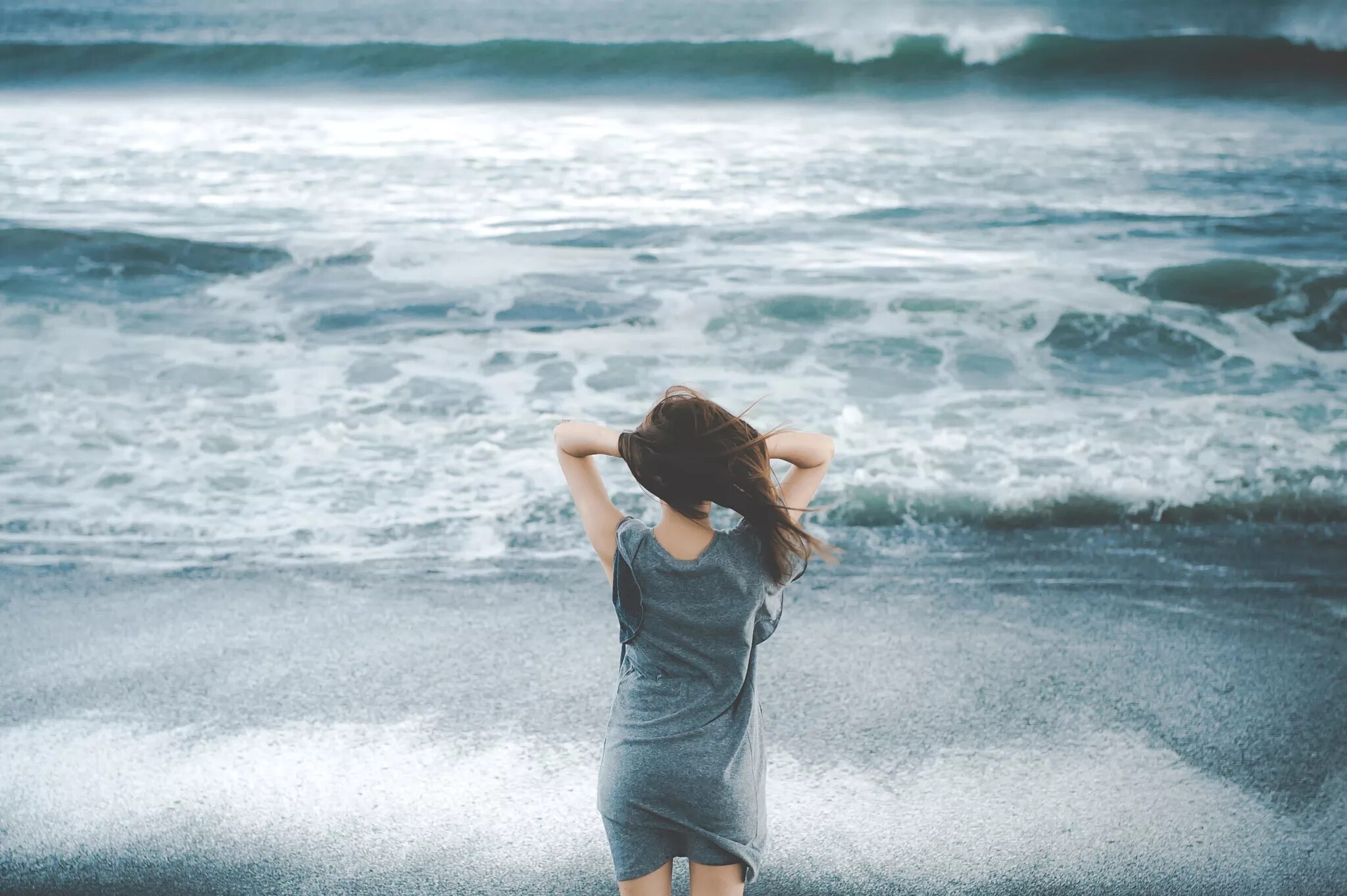 Песня холодный ветер и прибой мы познакомились. Девушка-море. Девушка на берегу моря. Девушка море ветер. Девушка и океан.