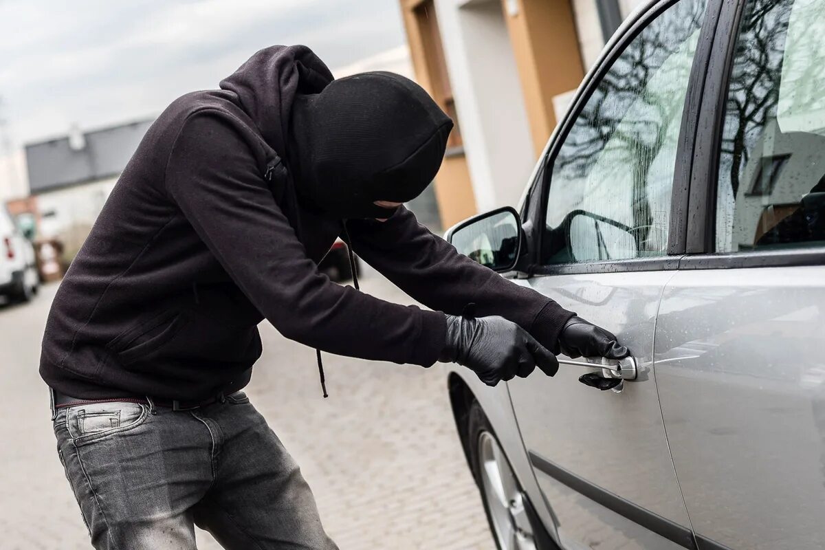 Сколько за угон автомобиля. Угон автомобиля. Кража авто. Кража из автомобиля. Угнал машину.