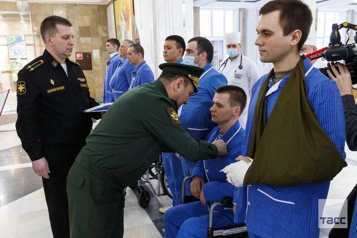 Награждение в госпитале. Награждение военнослужащих в госпитале. Российские солдаты в госпитале. Российские военные в госпитале. Награждение в госпитале Вишневского.