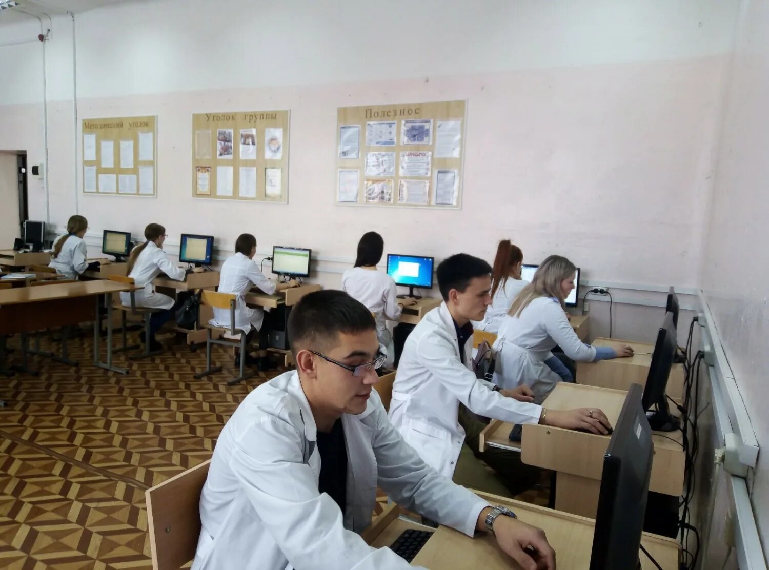 первый медицинский специальности. студенты медики. медицинский колледж лечебное дело. молодые врачи фото. предметы в медицинском колледже.