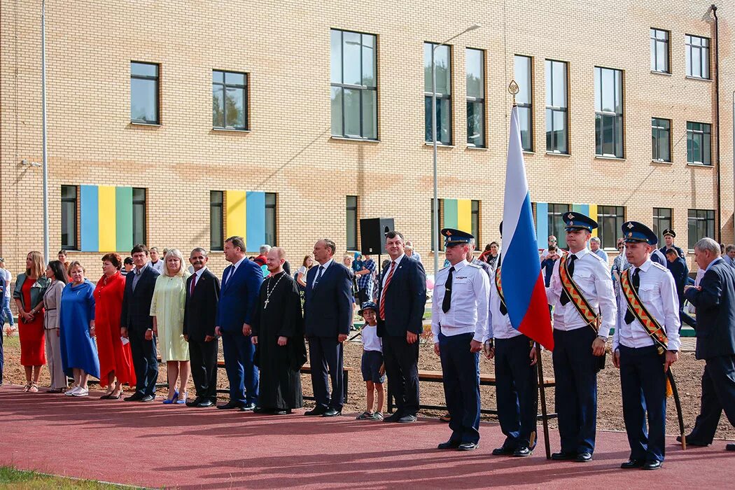 Школа медвежьи озера. Школа 19 Медвежьи озера. Школа Медвежьи озера Щелковский район. Школа в Медвежьих Озерах Щелковского района. Медвежье-Озерская школа Щелково.