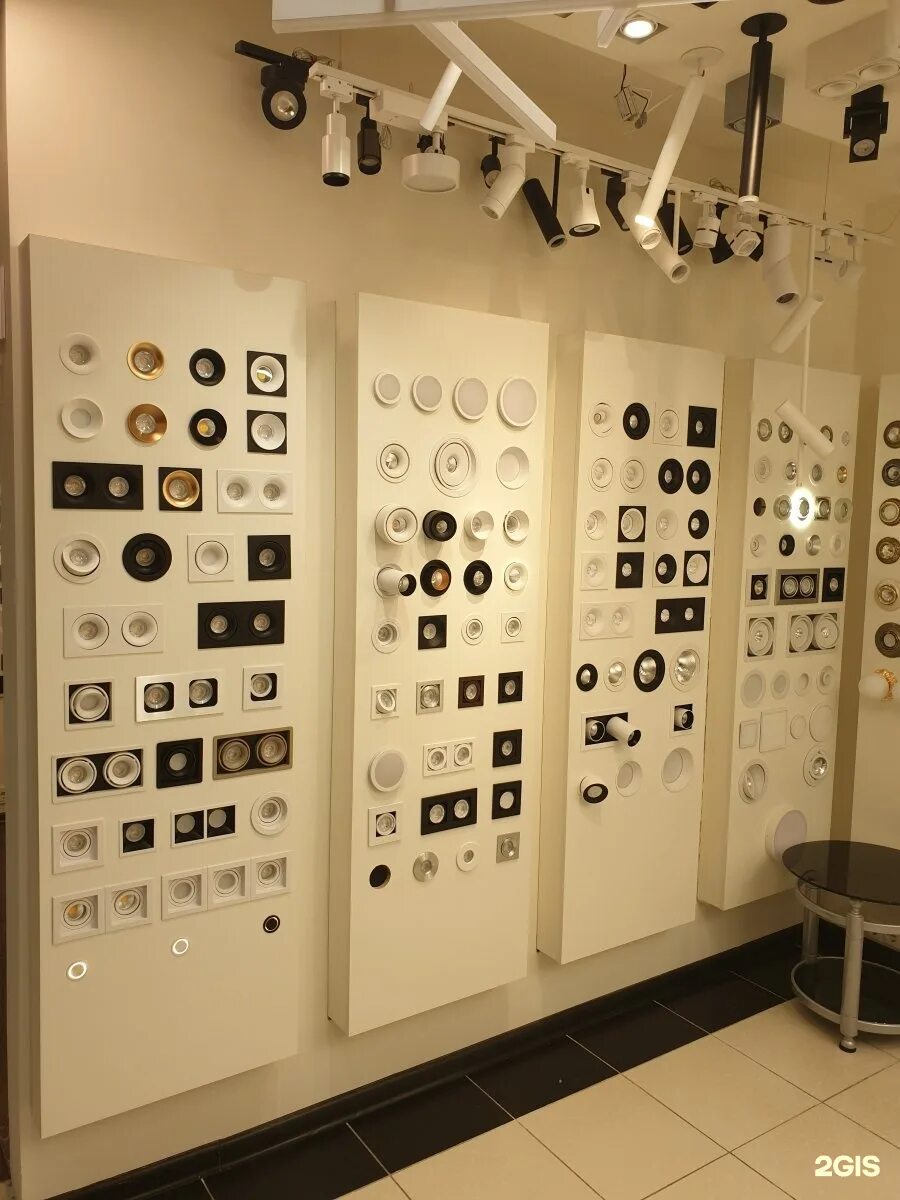 Магазин люстр и светильников. Светотехника адрес. Интерьер магазина светильников. Светотехника адрес. Свет магазин светильников.