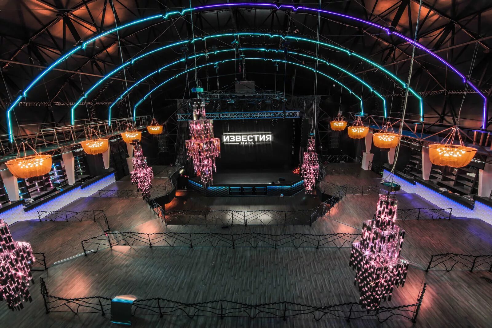 Большой арт холл в москве. Холл театра. Cosmoscow гостиный двор. Суриков холл картмазово. Люстры для вестибюля.