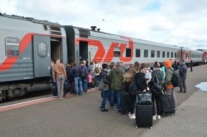 Поезд ижевск набережные. Станция Набережные Челны. ЖД вокзал Набережные Челны. Вокзал Набережные Челны поезд. Электричка Набережные Челны Ижевск.