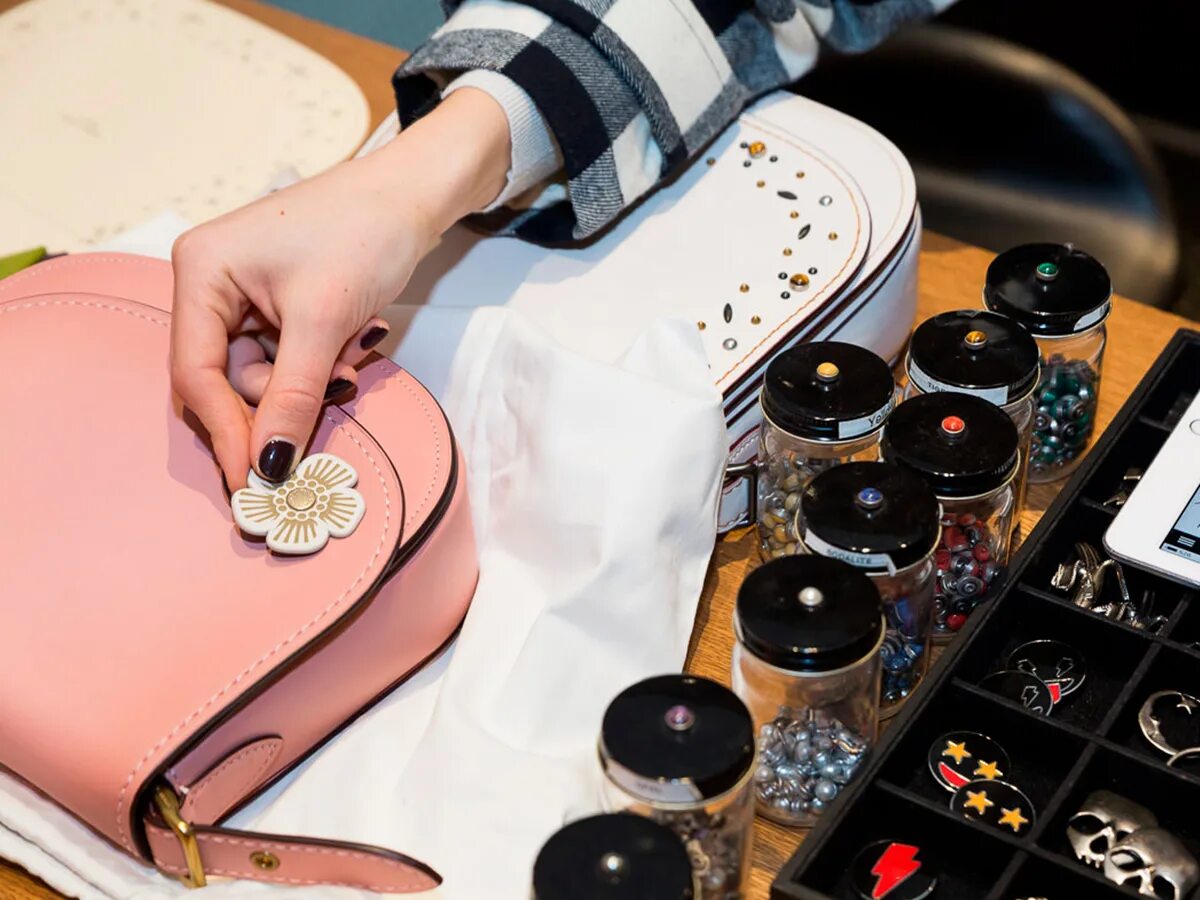 предметы для путешествия. одежда для женщин. к тем или иным вещам. сантиметровая лента и гантели. куча одежды.