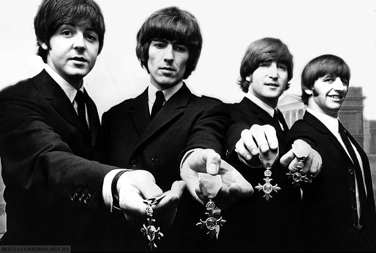 Группы британии. Битлз 1965. Группа the Beatles. Квартет Битлз. Награждение Битлз орденом британской империи.