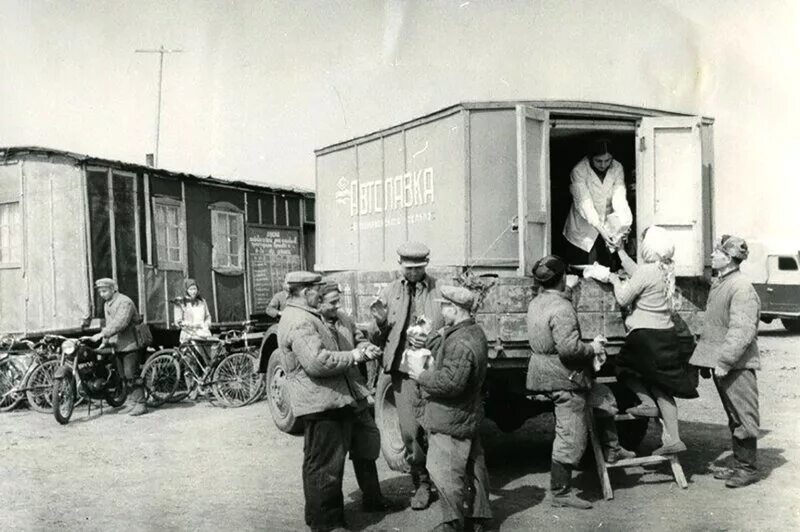 Кооперация в деревне. Автолавка в деревне СССР. Полевой стан 1990. Автолавка ПАЗ 659 СССР. Автолавка в советские годы.