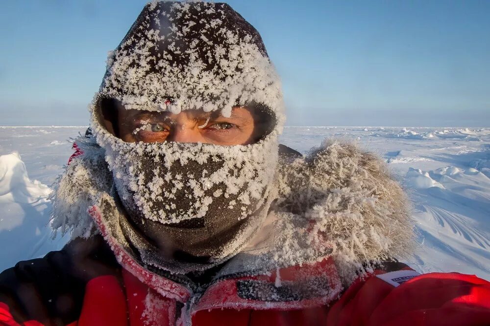 Сильный северный. Шапка Баск Оймякон. Полярники. Человек на Северном полюсе. Люди. На Северном полюси..