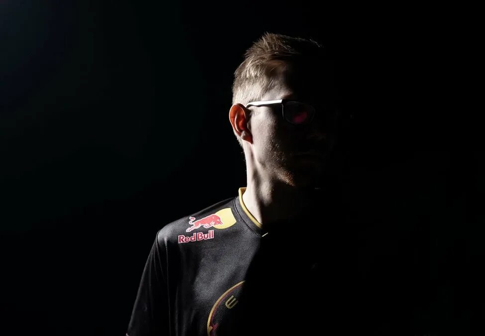 Pain gaming ence. Red bull киберспорт. Киберспорт команды ред Булл. Red bull Esports фотосессия.