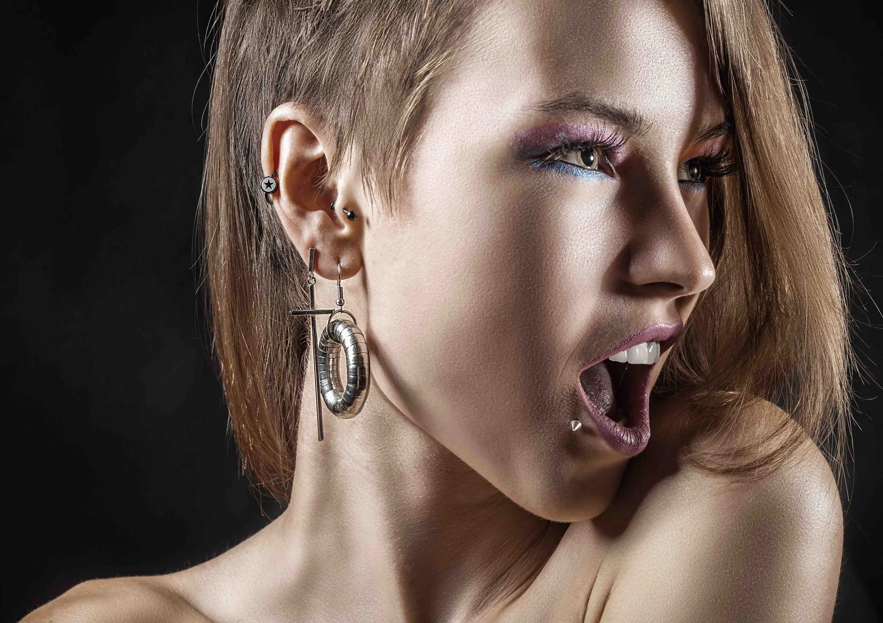 Blonde piercing. Пирсинг модель.