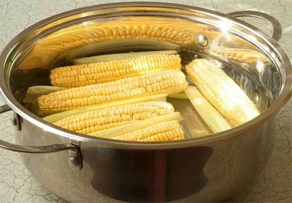 Сколько варить початок. Вареная кукуруза. Кукуруза для варки. Кукуруза в кастрюле. Варка кукурузы в кастрюле.