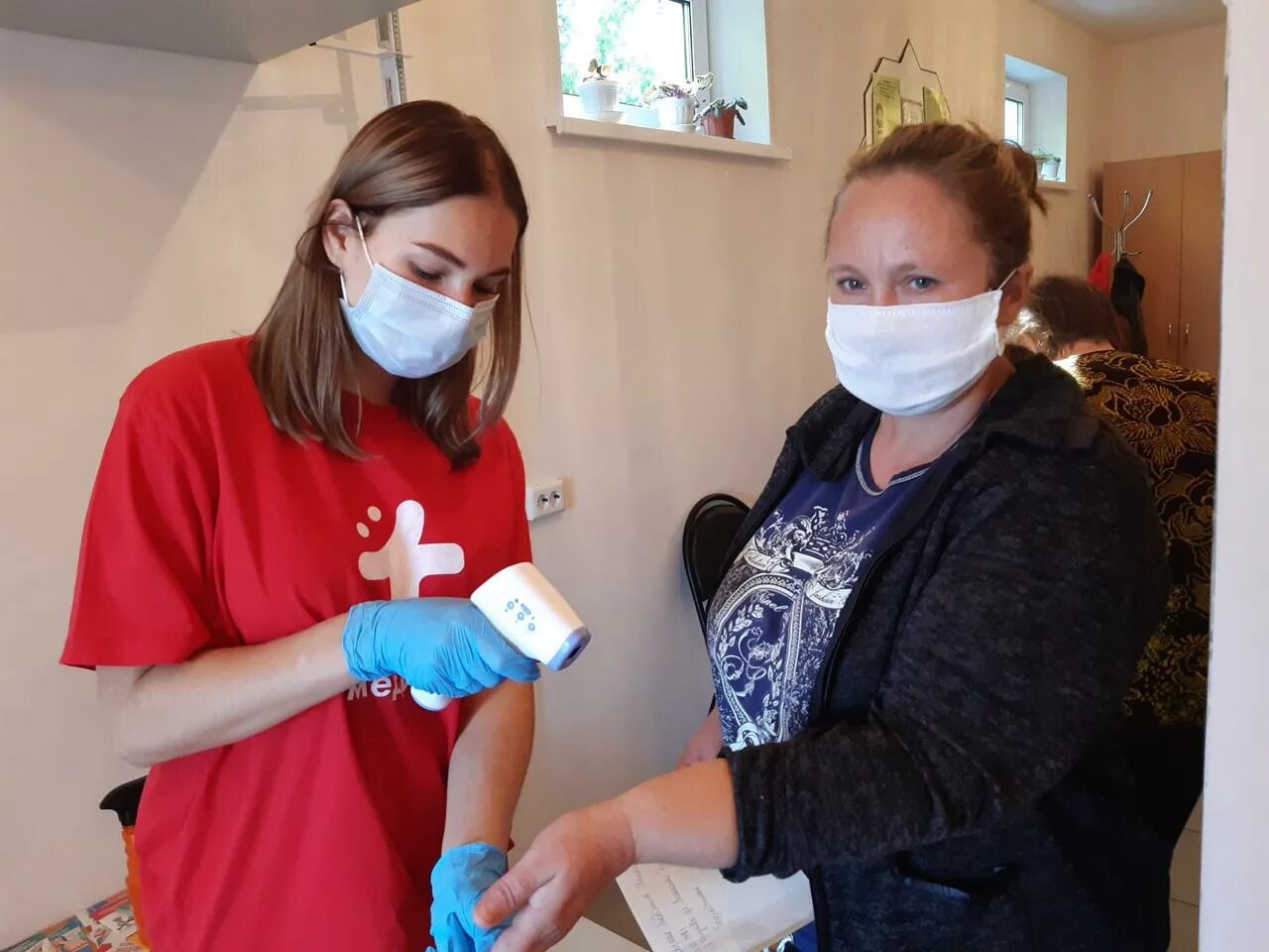 Волонтеров в медицинские учреждения. Волонтеры медики. Волонтеры медики. Волонтерство в медицинской сфере. Волонтеров медиков.