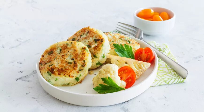 Котлеты из капусты с сыром рецепт. Котлеты из цветной капусты. куриные котлеты с цветной капустой. цветная капуста с котлетой. биточки из цветной капусты.