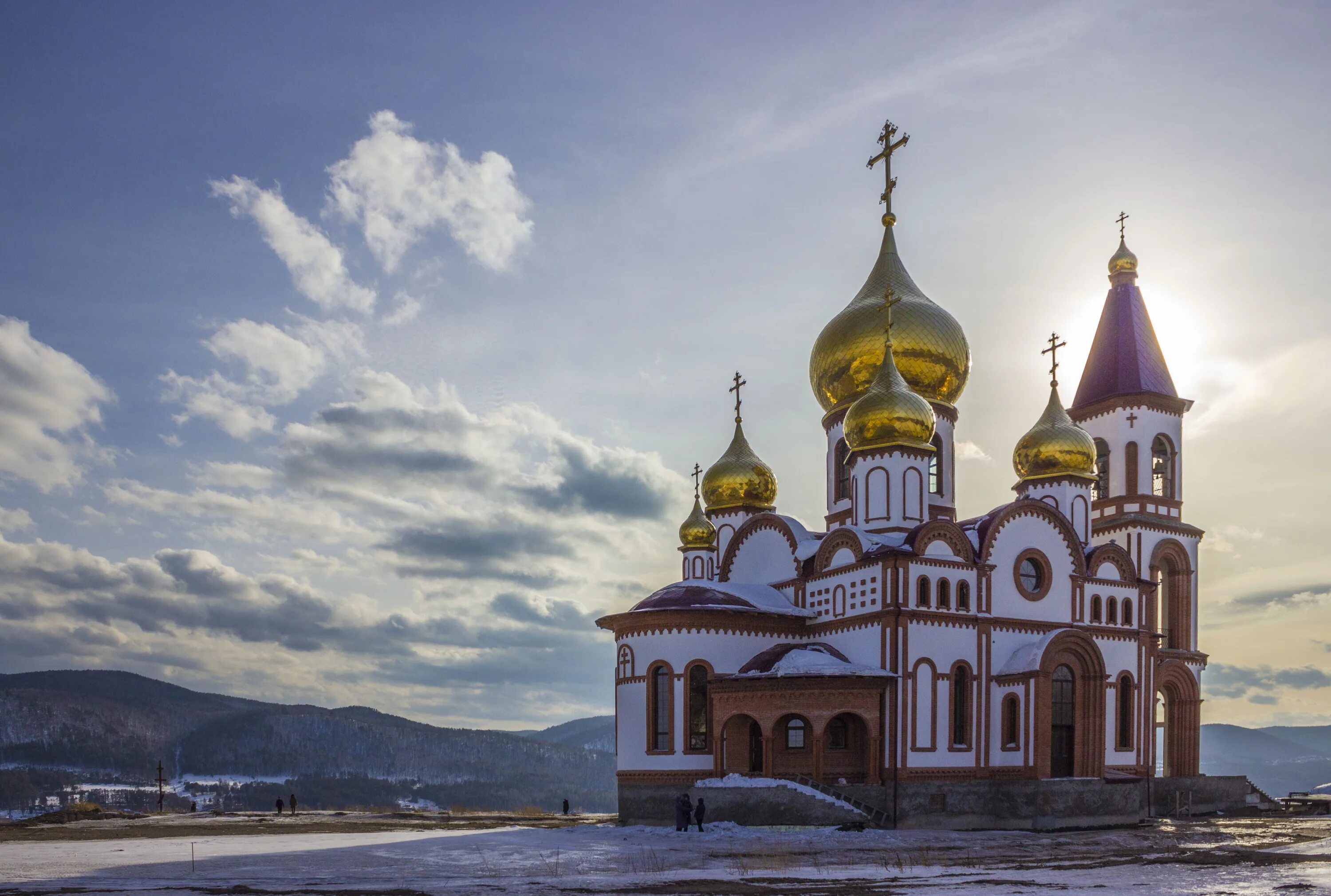 В красноярском крае храмы. Церковь новомучеников Красноярск. Храм новомучеников и исповедников российских Красноярск. Храм в Академгородке Красноярск. Храм в Красноярске на берегу Енисея.