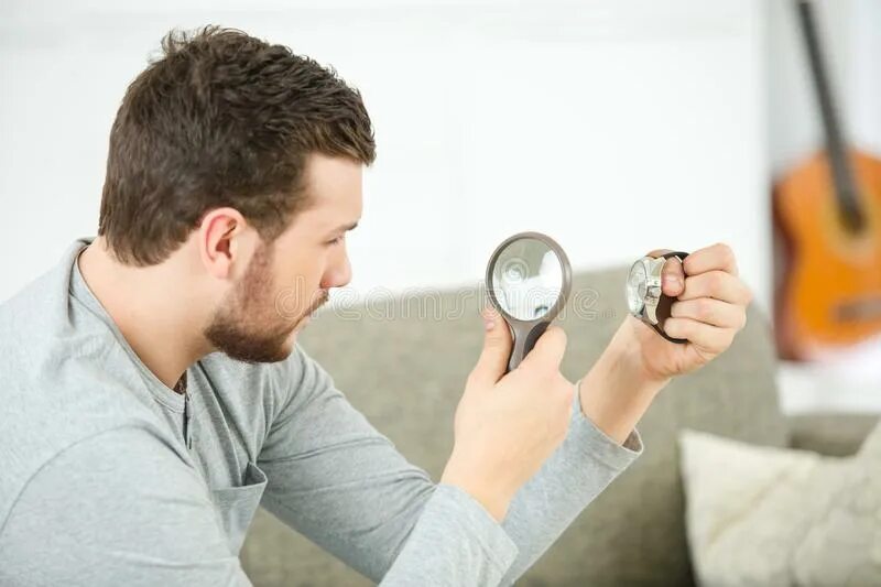 Рассматривать через лупу. Рассматривает через лупу. Рассматривает в лупу. Через лупу. Через лупу.