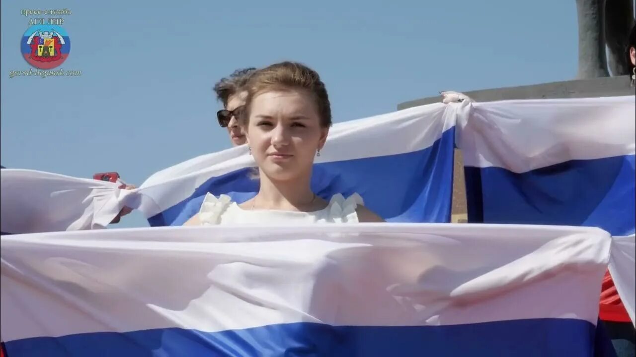 Видео в одессе женщина с российским флагом. Одесса русский флаг. Видео в одессе женщина с российским флагом. Российский триколор. В одессе поднят российский флаг.