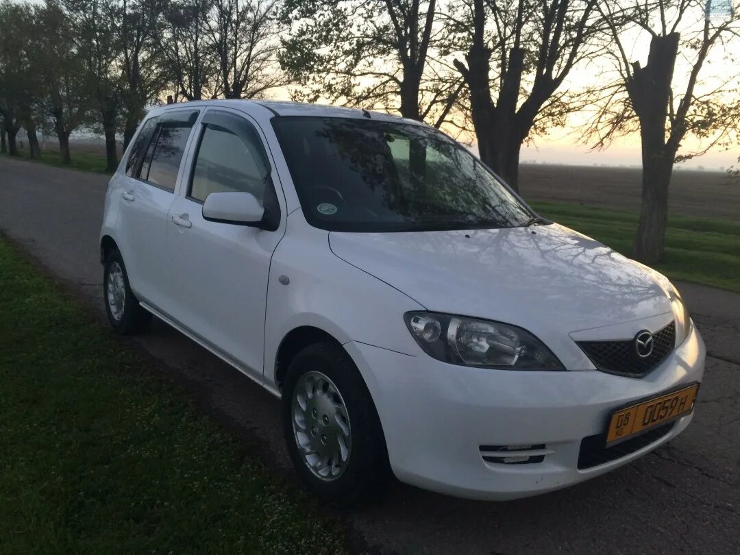 Mazda demio 2. Мазда 2 Демио 2004. Мазда Демио 2004 белая. Мазда Демио второе поколение. Мазда Демио 2 кузов.