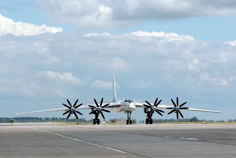 Самолет ту 95 мс. Ту-95мс. Турбовинтовой самолет ту 95. Ту 95 видео. Ту-95мс медведь.