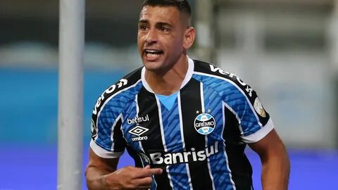 Diego Souza marca três e Grêmio derrota Guarani na Série B.