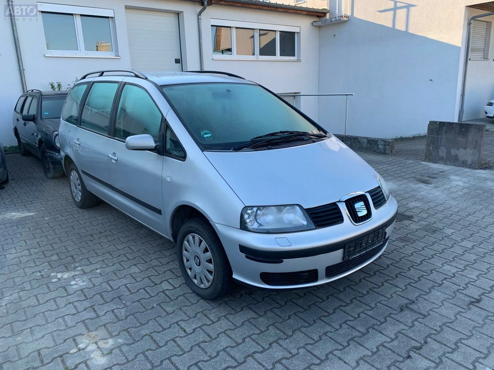 В белый фон. Seat alhambra с 1996–2000 г. Seat alhambra 2000. Сеат альхамбра 2000. Сеат альхамбра 1999.