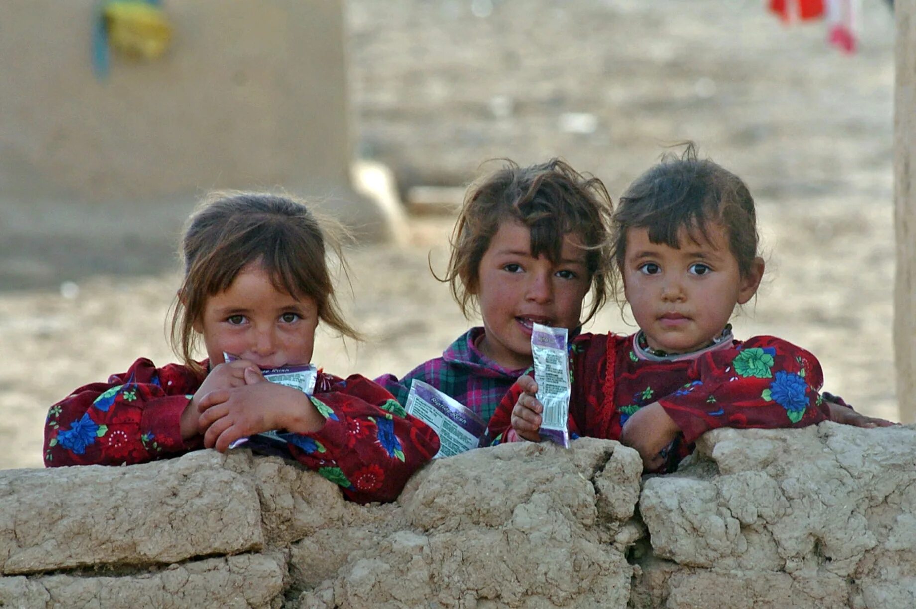 Последние четверо. Ливан дети. Азербайджанские дети беженцы. Иракские девушки. Азербайджанские малыши.