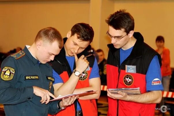 Помощь в экстренной форме оказывается. Помощь в экстренной форме оказывается. Плановая форма оказания медицинской помощи это. Вне медицинской организации оказываются медицинской помощи. Помощь в экстренной форме оказывается.