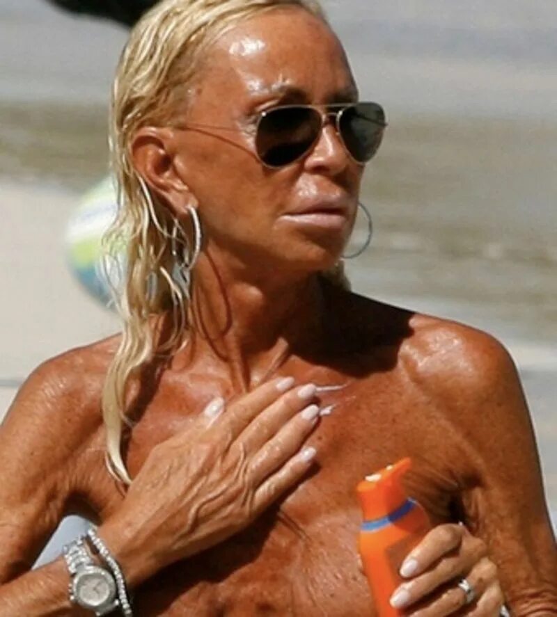 Бабка в купальнике. Эллен эктор 67 лет. Michal solarski. Загорелые бабушки. Пожилые в купальниках.