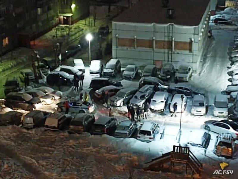 Новосибирское землетрясение. Разбитые автомобили на стоянке во дворе. АСТ-54 аварии Новосибирск сводка ДТП. Разломанная машина во дворе ночь. Разбитая машина во дворе авария.