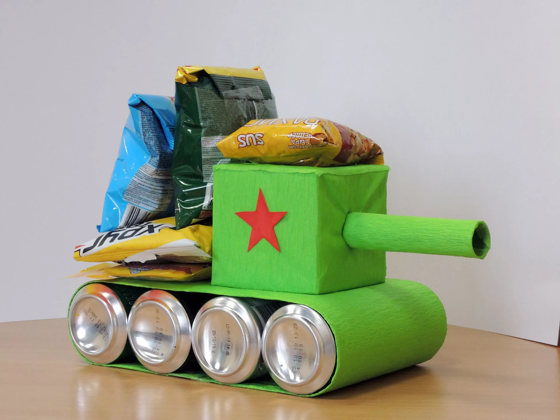 подарки на 23 февраля мужчинам. поделка танк. открытка в виде танка. танк из носков на 23 февраля. подарок на 23 февраля!.