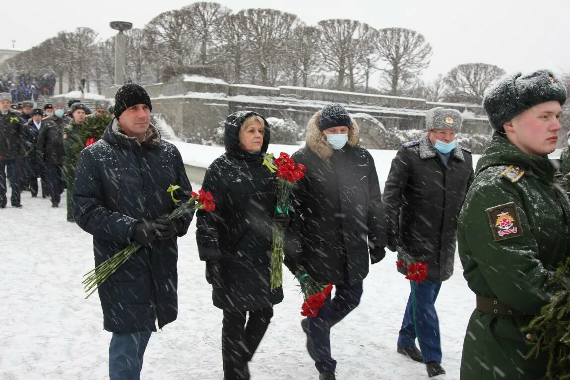 День снятия блокады. 27 января прорыв блокады ленинграда. День памяти блокады ленинграда 27 января. Пискаревское кладбище блокада ленинграда. Возложение венков на пискаревском кладбище 2022.