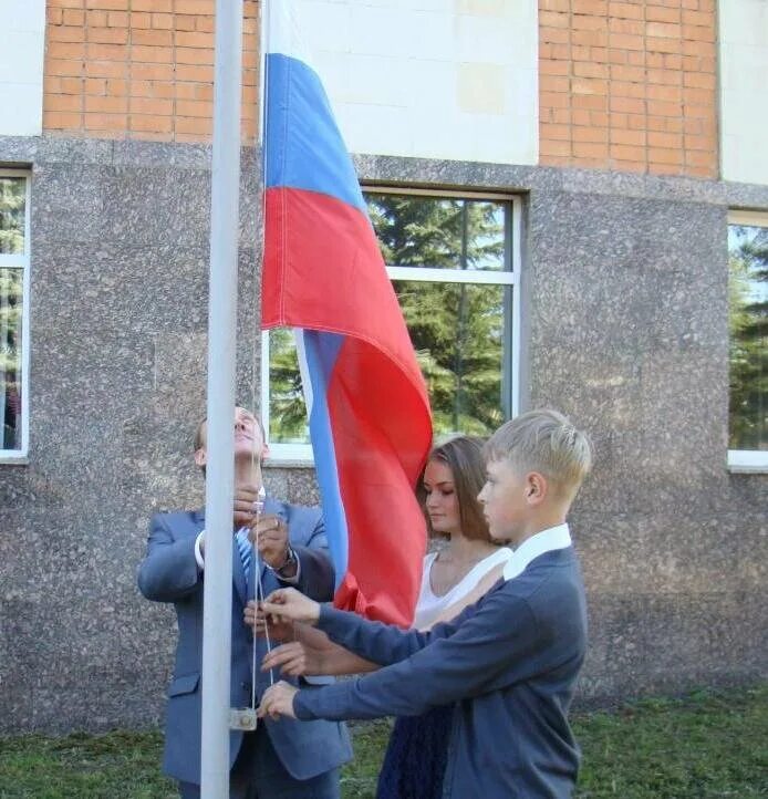 Поднятие флага в школах России. Поднятие государственного флага в школе. Церемония поднятия флага в школе. Флагшток в школе.