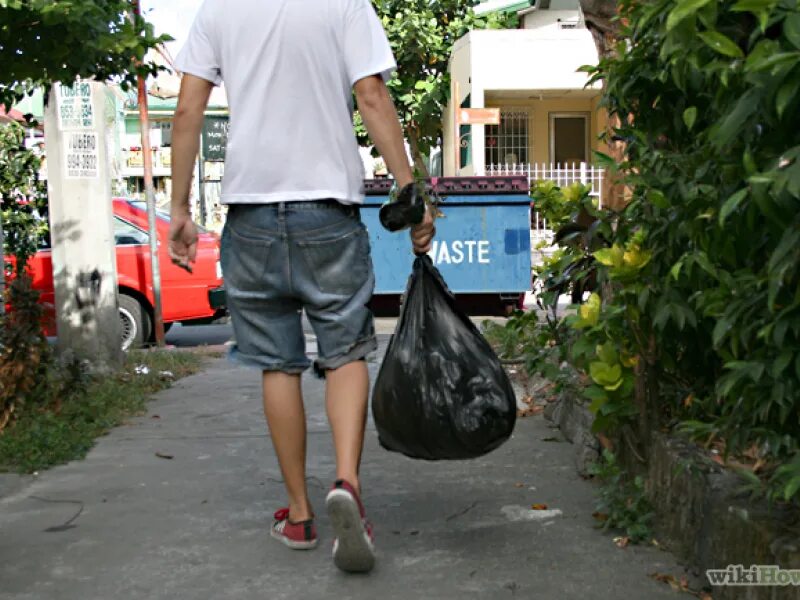 Человек выносит мусор. Комнатные цветы на улице летом. Можно ли летом выносить. Девушка с мусорным ведром. Вынос мусора.