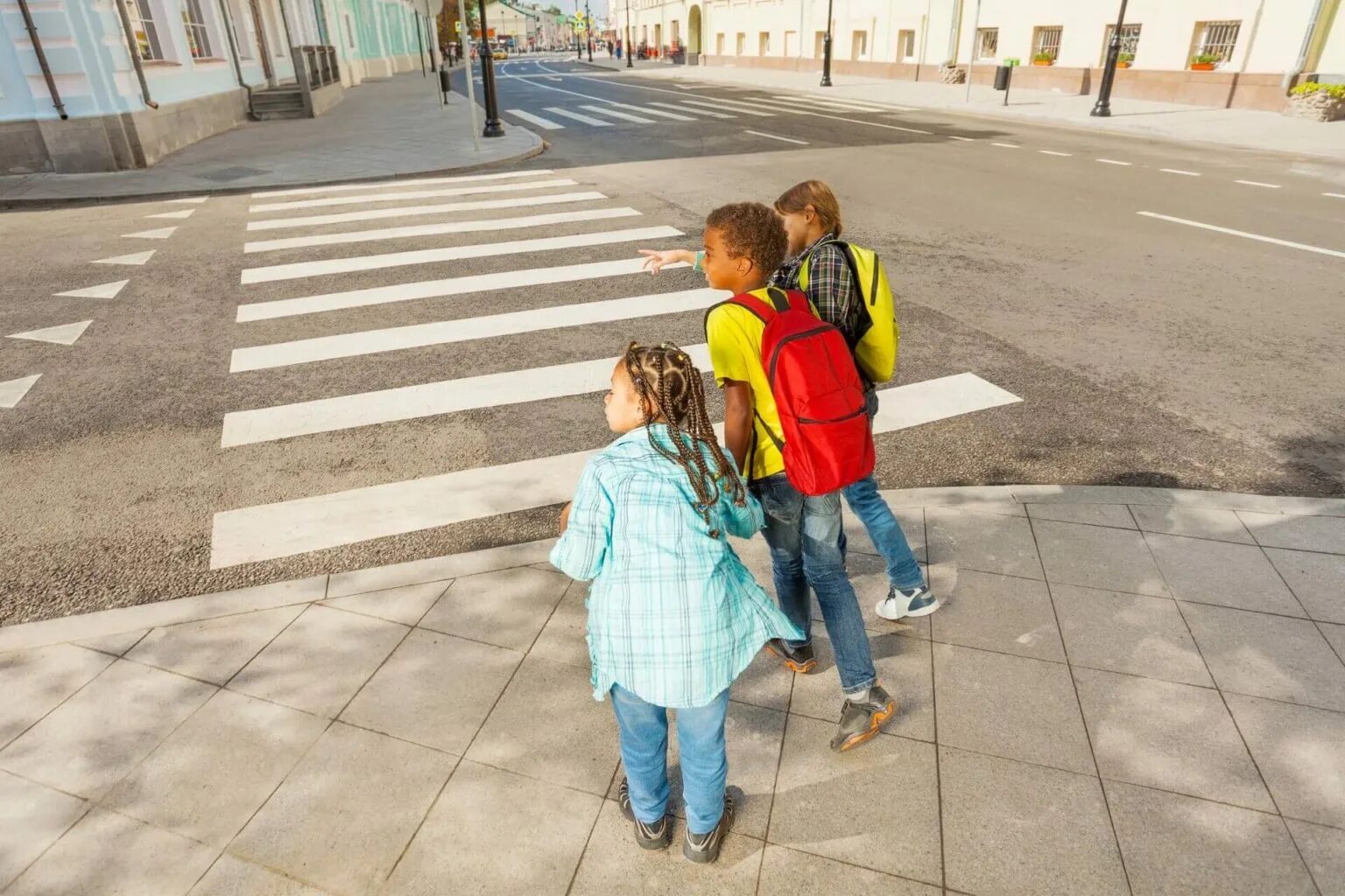 Пешеходная дорога пустынной улице. Картинка дети перебегают улицу. Дети переходят улицу фото. Пешеходный переход для детей. Перебегал пешеходный переход