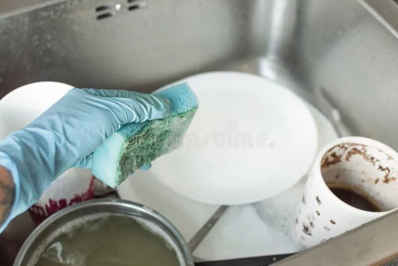 Мыть чужую посуду во сне. Грязная посуда до и после. Грязная Посудная тряпка. Грязная посуда болезни. Грязная посуда в ванне.