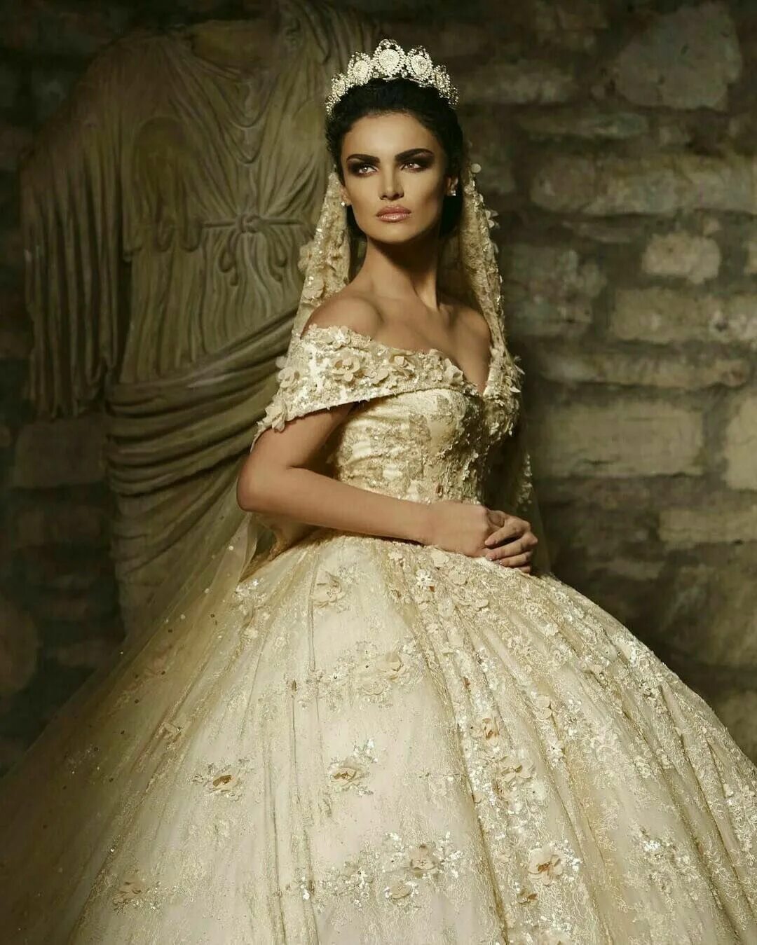 Самую принцессу. Свадебные платья Frida Xhoi XHEI. Frida Xhoi Королевские платья. Платья Frida Xhoi XHEI принцесса. Свадебные платья Frida Xhoi XHEI принцесса 2020.