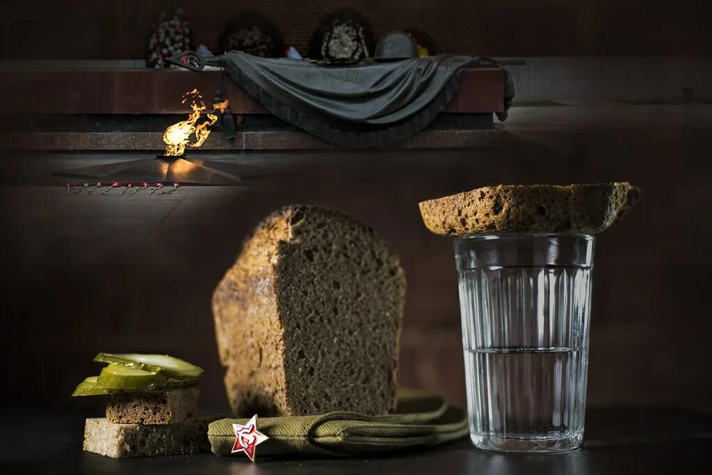 Хлеб на поминках. Натюрморт с хлебом. Натюрморт на военную тематику.