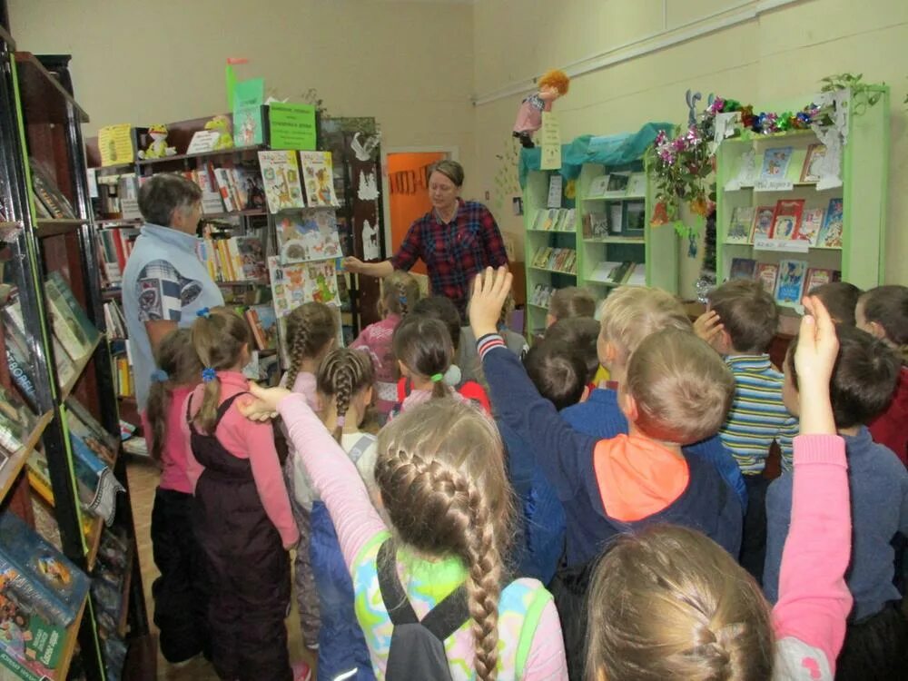 В среду в библиотеке побывало. Детский сад 219 Ижевск. Экскурсия в библиотеку для дошкольников. Дошкольники побывали в библиотеке. Фирово детская библиотека.