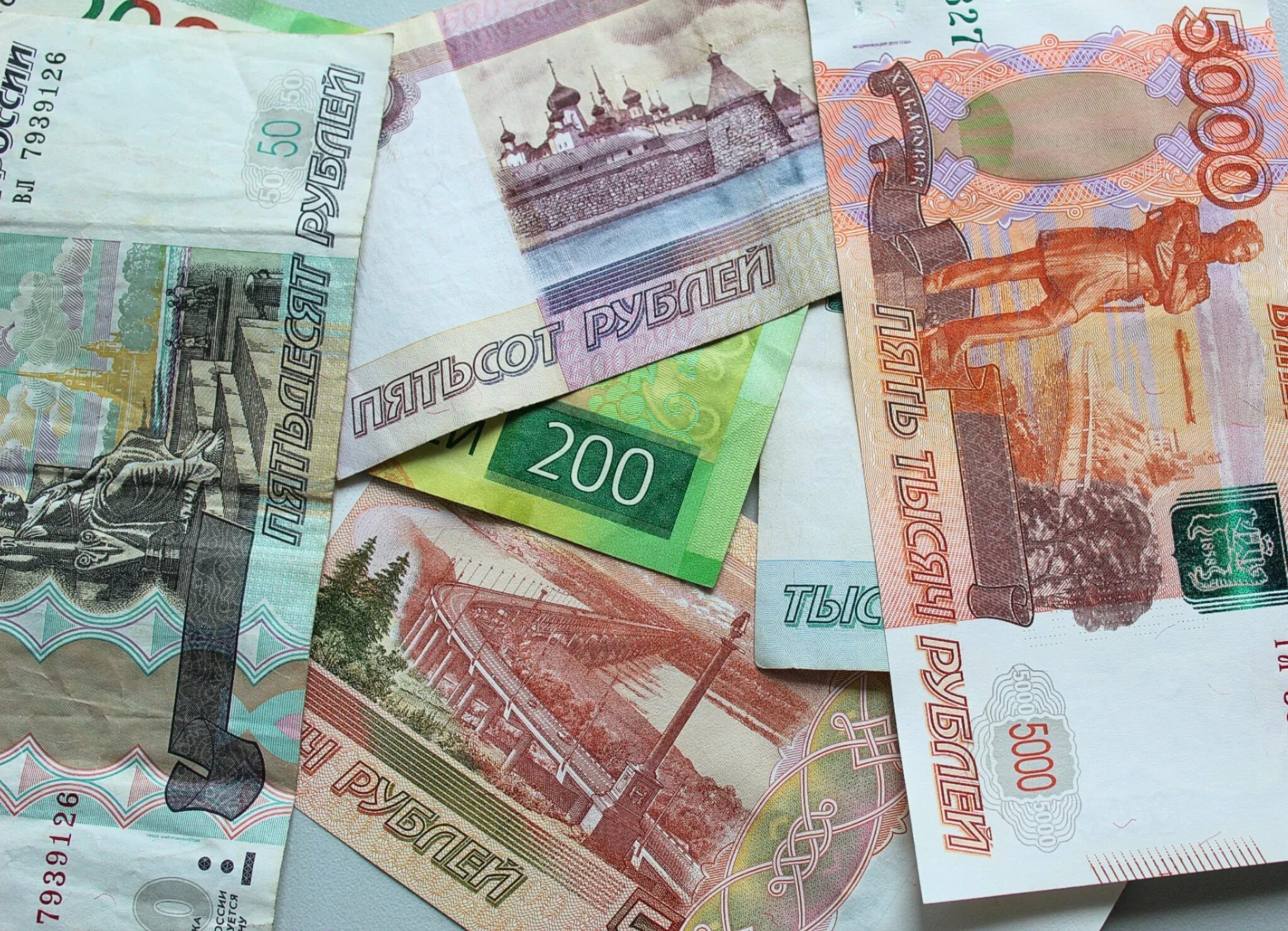 1000 и 5000 рублей. Деньги купюры. Российские купюры. Купюры РФ. Новые купюры в России.