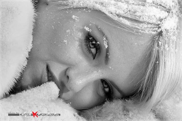 Тают руки тают губы. Снег на губах. Снежинки на ресницах. Девушка зима красивая грустная. Девушка в снегу.