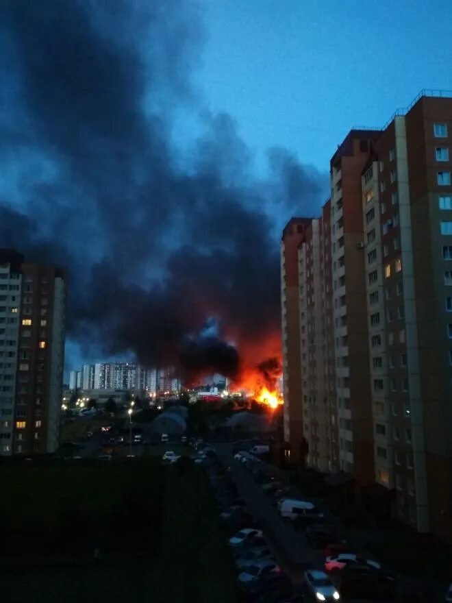 Что горит в горелово сейчас. Пожар в Новогорелово. Пожар в Горелово сейчас. Дом в огне. Пожар в Новогорелово сегодня.