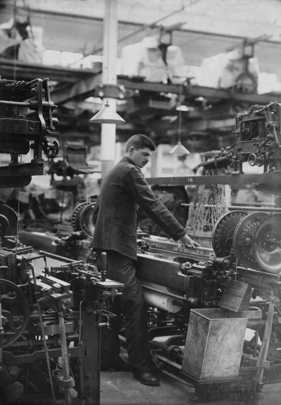 Ткацкая фабрика великобритания 19 век. Льюис хайн американский фотограф детский труд. Рабочий на ткацкой фабрике 11. Рабочий на ткацкой фабрике 11. Ткачиха на фабрике.