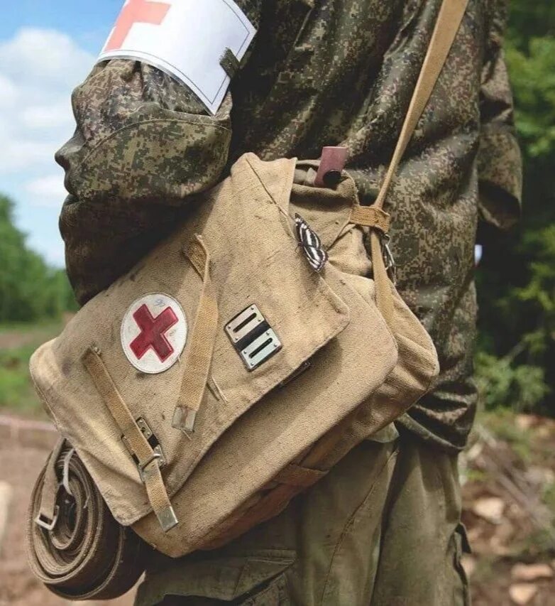 Вокнныйврач. Медицинские войска. Военно медицинские войска. Армейский доктор. Армейский доктор.